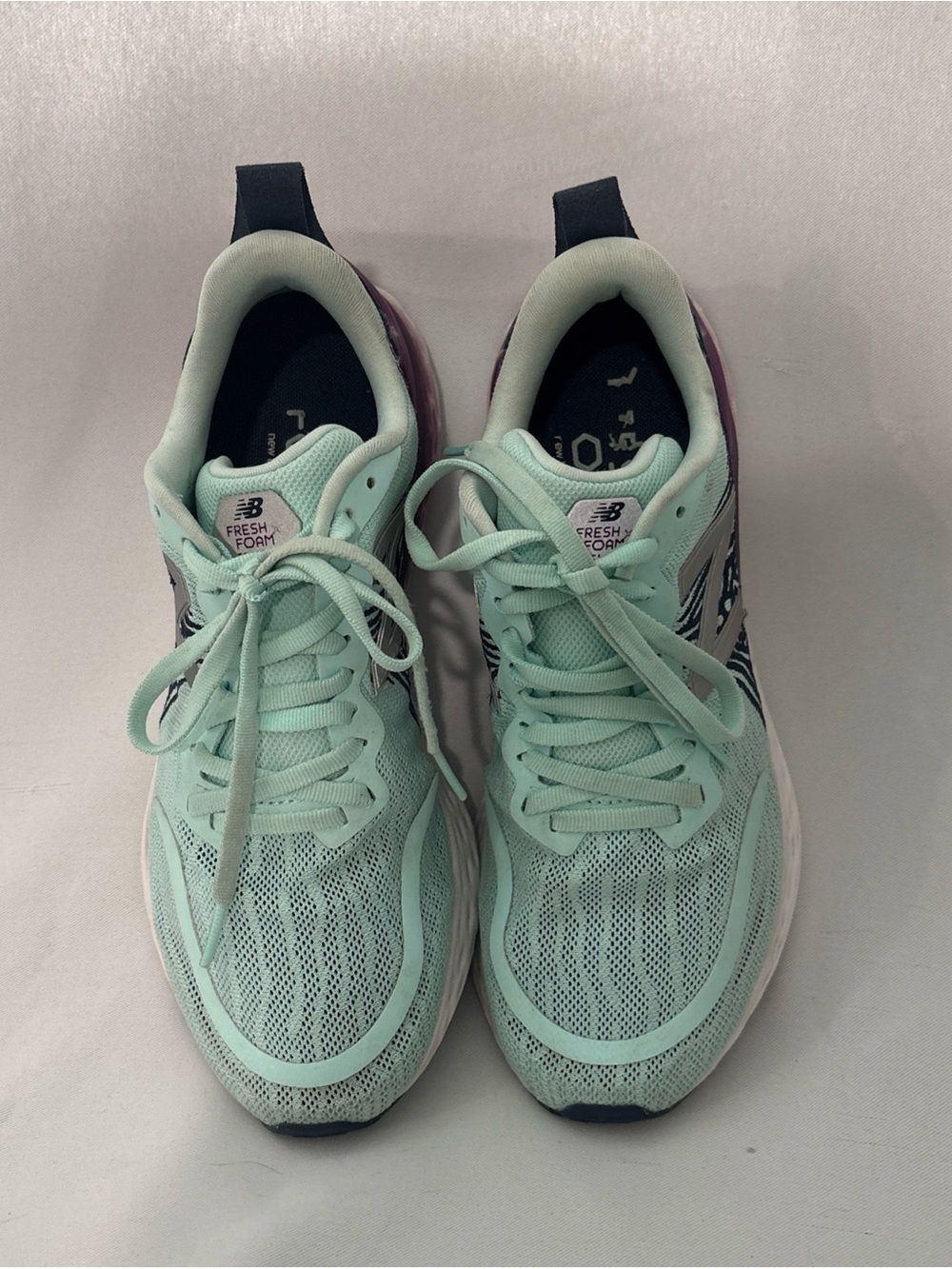 New Balance Women's Running Shoes Mint Green & Purple Accent size 9.5 US - Picture 2 of 7